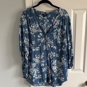 torrid Harper Blue & White Floral VNeck Blouse Roll Tab Sleeves 100% Tencel Sz 2